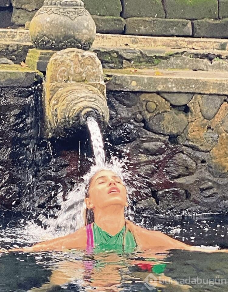 Irmak Ünal ve annesi tarihi tapınakta arındılar...