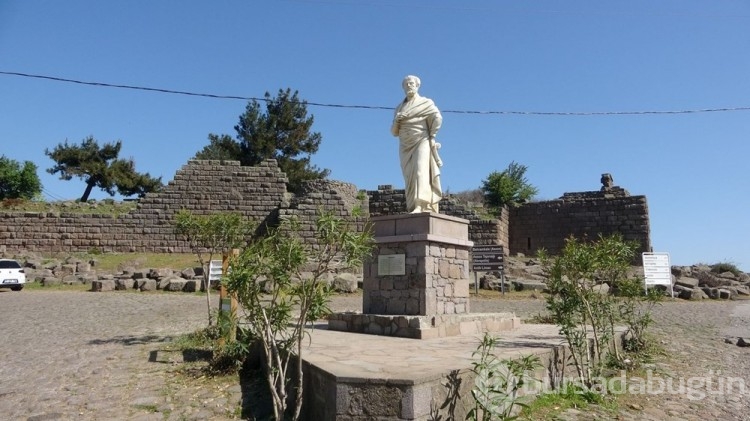 Çanakkkale'de Aristoteles heykelinin yerine yenisi yapıldı