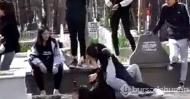 Kavga eden arkadaşlarını çekirdek yiyerek izlediler...