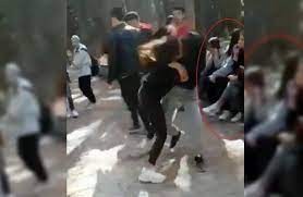 Kavga eden arkadaşlarını çekirdek yiyerek izlediler...