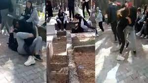 Kavga eden arkadaşlarını çekirdek yiyerek izlediler...