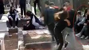 Kavga eden arkadaşlarını çekirdek yiyerek izlediler...