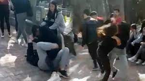 Kavga eden arkadaşlarını çekirdek yiyerek izlediler...
