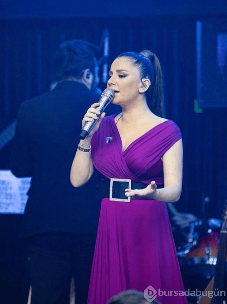Merve Özbey'den karnı burnunda konser...