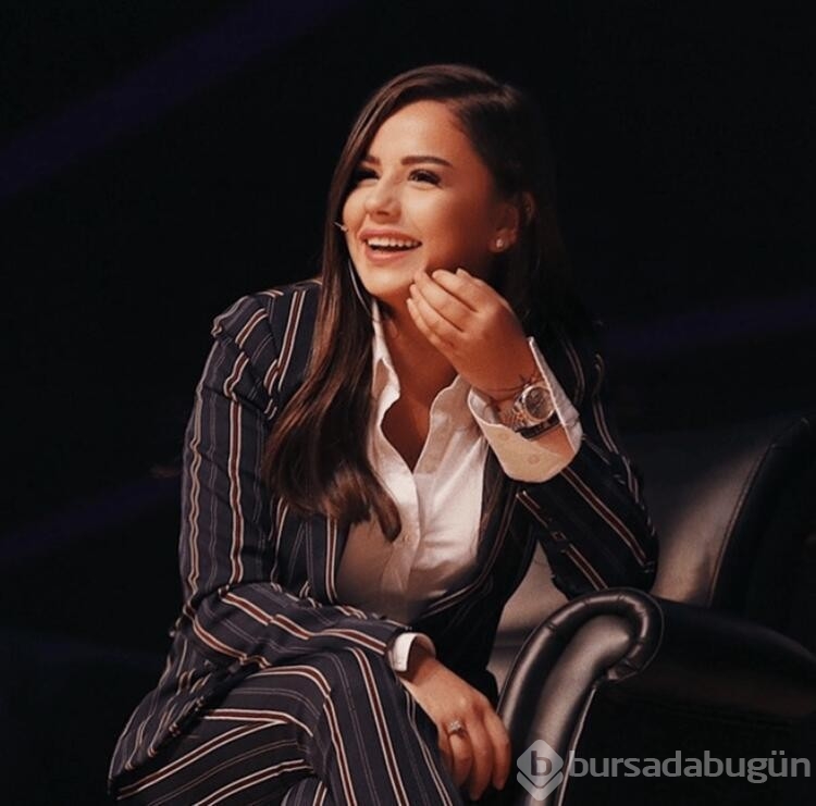 Merve Özbey'den karnı burnunda konser...
