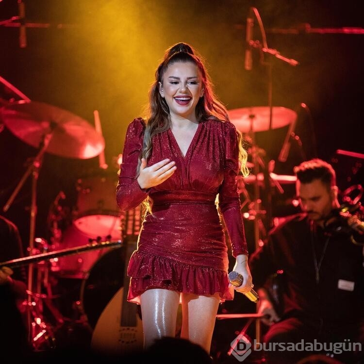 Merve Özbey'den karnı burnunda konser...