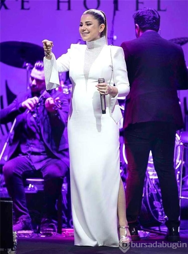 Merve Özbey'den karnı burnunda konser...