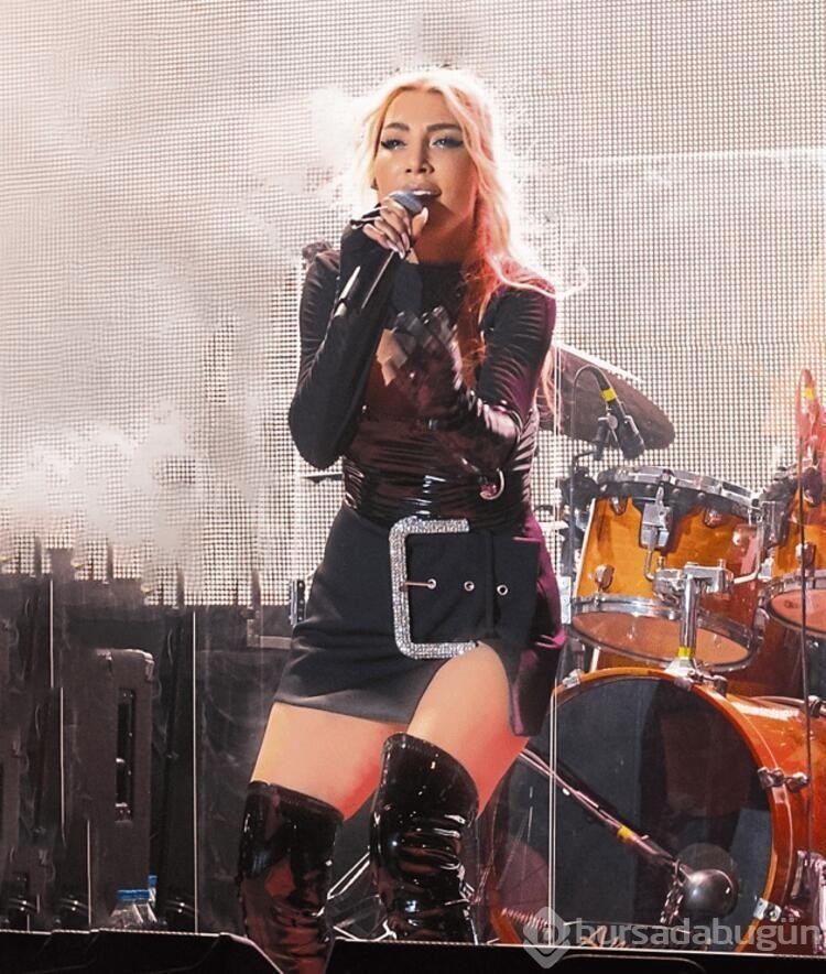 Hande Yener'den sandalye şov