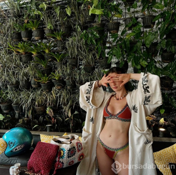 Burcu Özberk bikinisiyle poz verdi