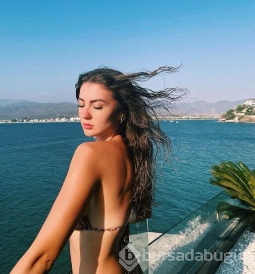 Burcu Özberk bikinisiyle poz verdi