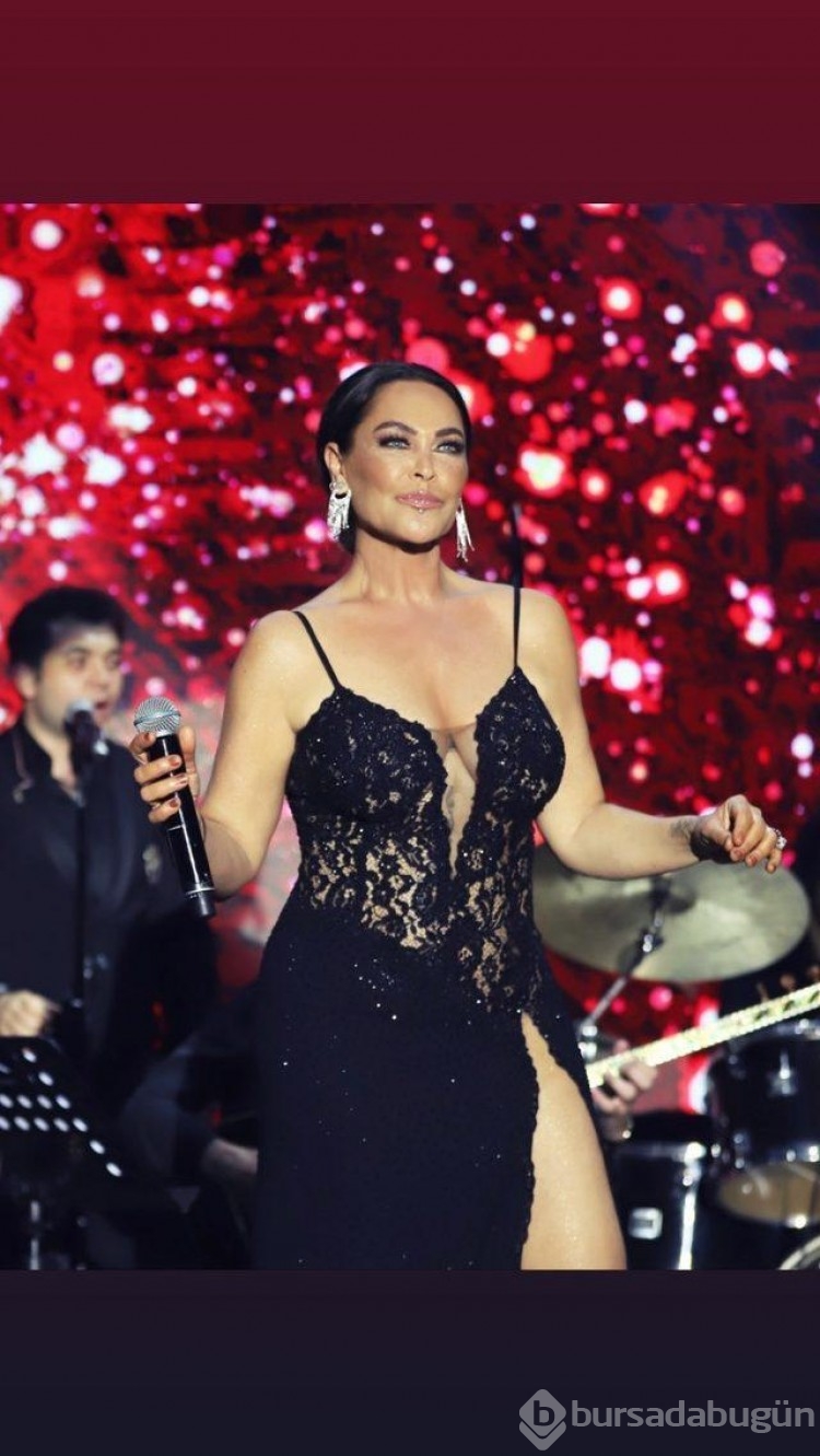Hülya Avşar kasığına kadar açtığı kıyafetiyle gençlere meydan okudu
