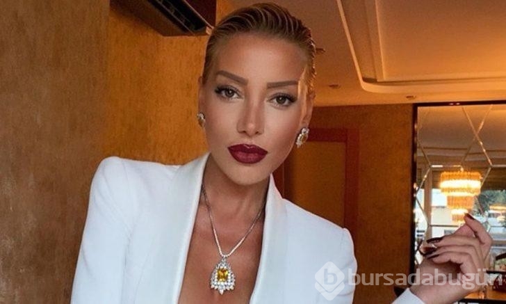 Gülşah Saraçoğlu göğüs dekolteli pozuyla Ajda Pekkan'a benzetildi