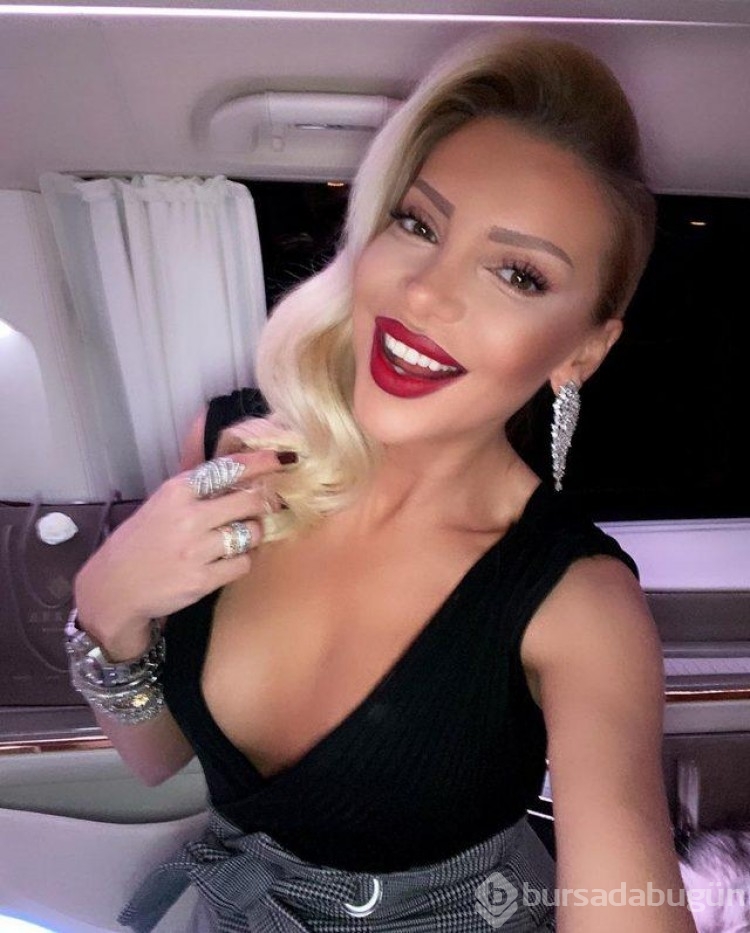 Gülşah Saraçoğlu göğüs dekolteli pozuyla Ajda Pekkan'a benzetildi