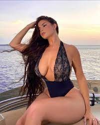Göğüsleri bikiniden taştı! Demi Rose fiziğiyle tam not aldı
