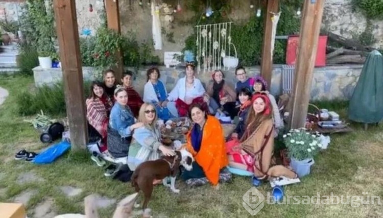 Demet Evgar dualar ve çiçeklerle hamilelik ritüeli yaptı