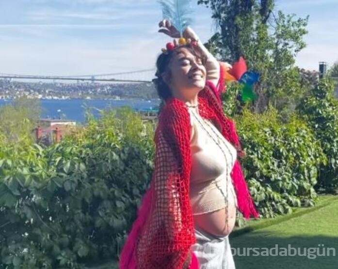 Demet Evgar dualar ve çiçeklerle hamilelik ritüeli yaptı