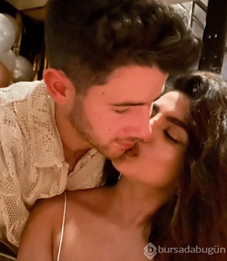 Nick Jonas ve Priyanka Chopra ilk kez paylaştı!
