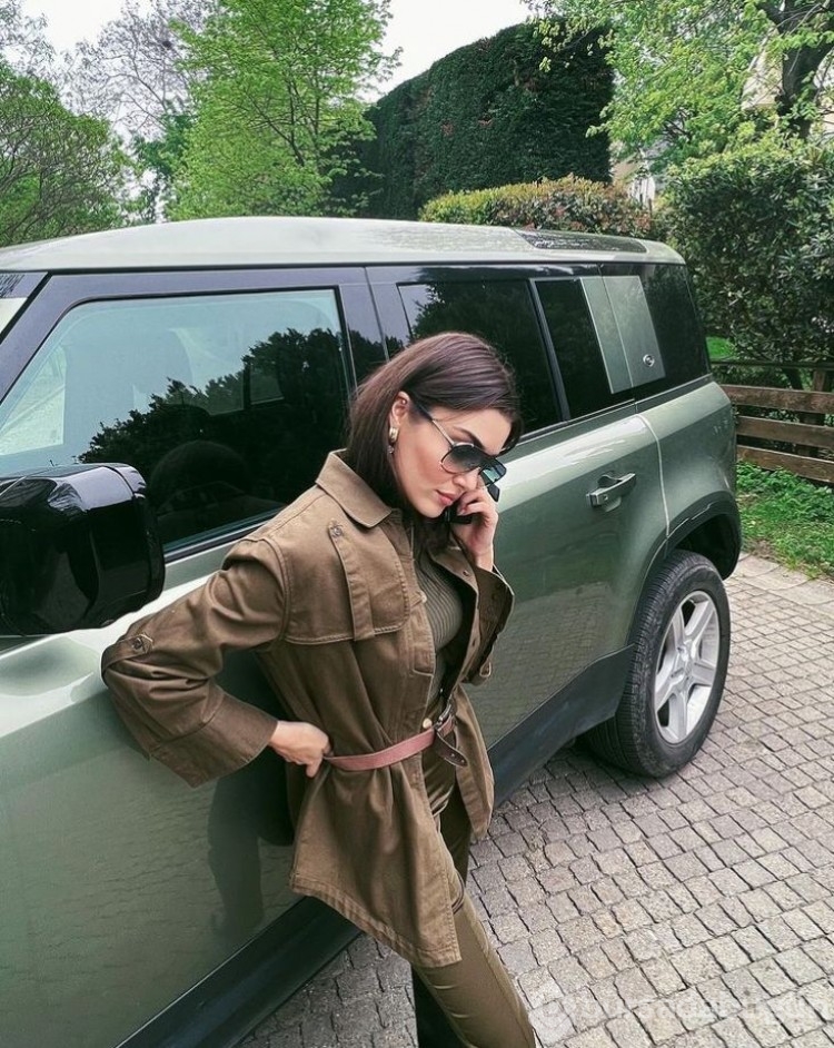 Çekimler için üç kilo veren Hande Erçel güzelliğiyle büyüledi!