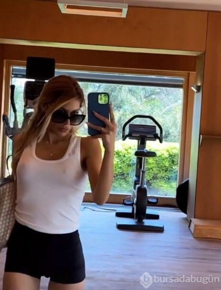 Nihal Candan'ın sütyensiz tatil pozu olay oldu!