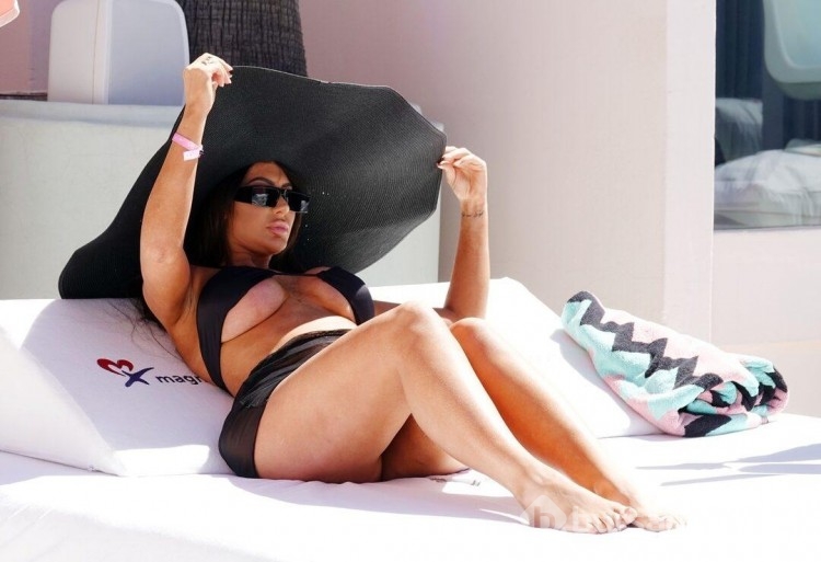 Chloe Ferry'ni bikinisi küçük geldi