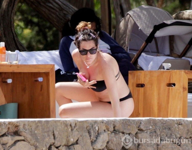 Küçük gelen bikinisi düşerken yakalandı!