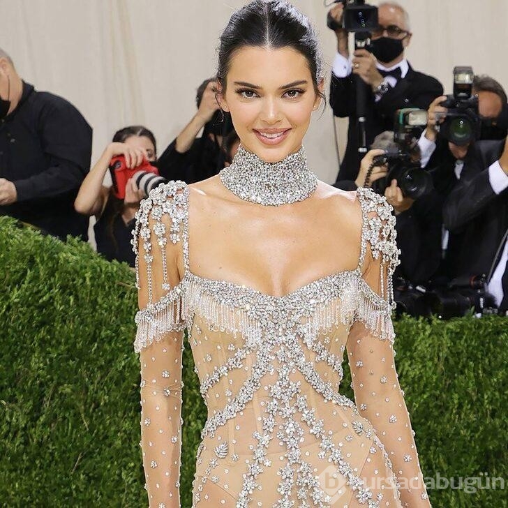 Kendall Jenner sütyensiz poz verdi