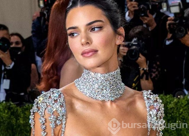 Kendall Jenner sütyensiz poz verdi