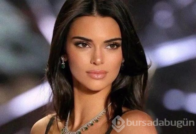 Kendall Jenner sütyensiz poz verdi