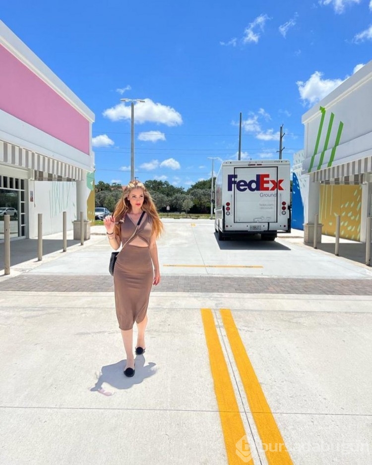 Petek Dinçöz'den şortlu Miami paylaşımı
