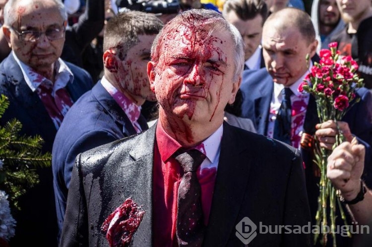 Rus büyükelçiye boyalı saldırı!