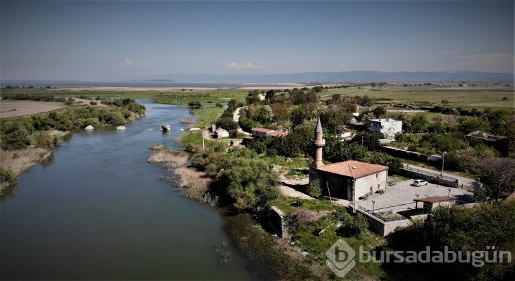 Bursa'da ibadete açılan tarihi cami manzarasıyla büyülüyor