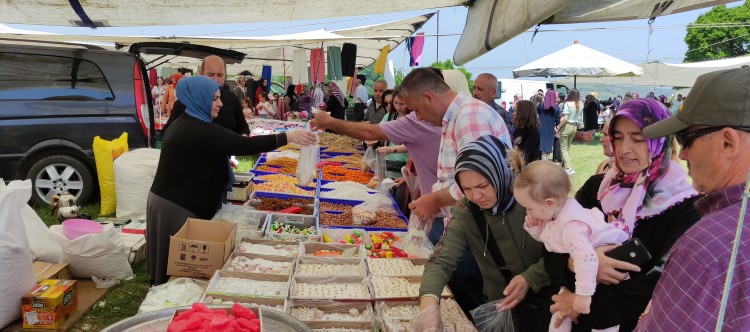 Bursa'da dağ başında yılda bir kez düzenleniyor, akın akın geliyorlar