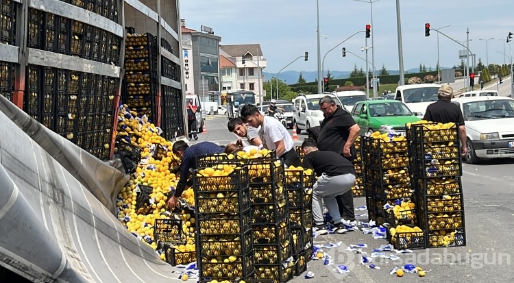 Düzce'de TIR'daki limonlar yola savruldu, vatandaşlar yardıma koştu