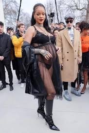 Ünlü şarkıcı Rihanna anne oldu...