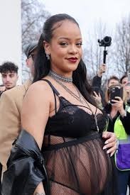 Ünlü şarkıcı Rihanna anne oldu...