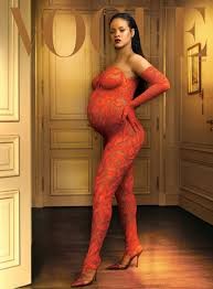 Ünlü şarkıcı Rihanna anne oldu...