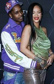 Ünlü şarkıcı Rihanna anne oldu...