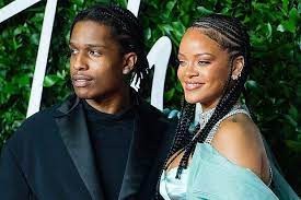 Ünlü şarkıcı Rihanna anne oldu...