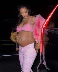 Ünlü şarkıcı Rihanna anne oldu...