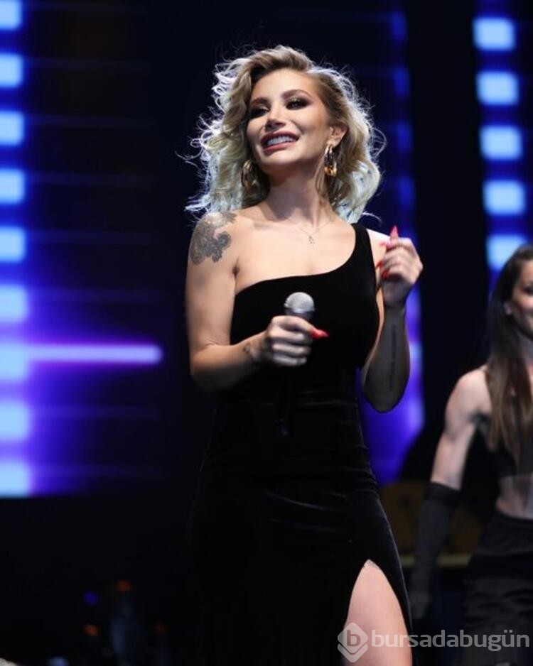 İrem Derici yine bildiğimiz gibi...