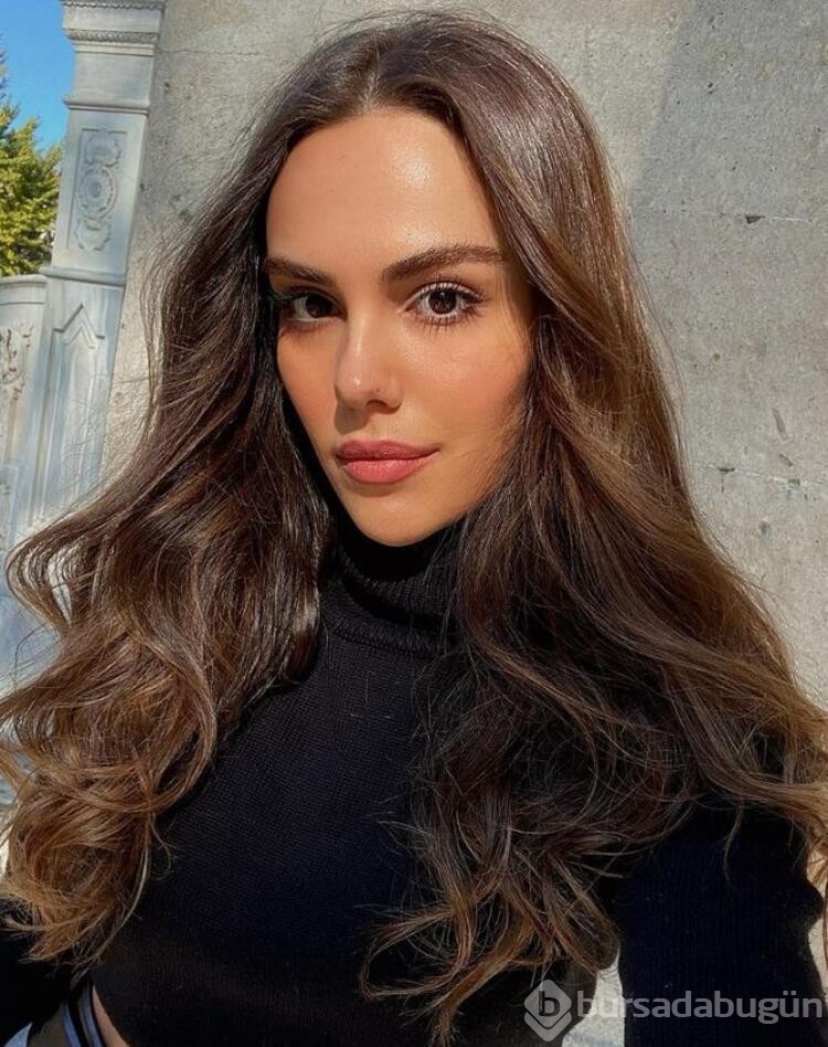Özgü Kaya asansör pozuyla gündem oldu
