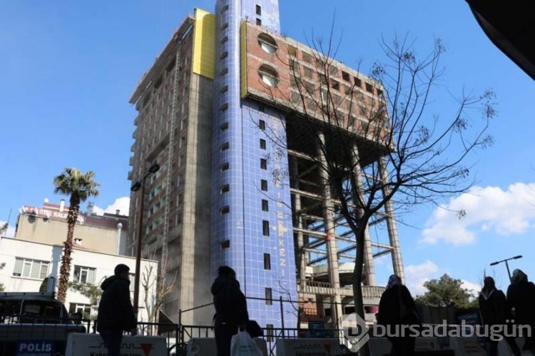 Binanın dev sütunları yıkıldı!