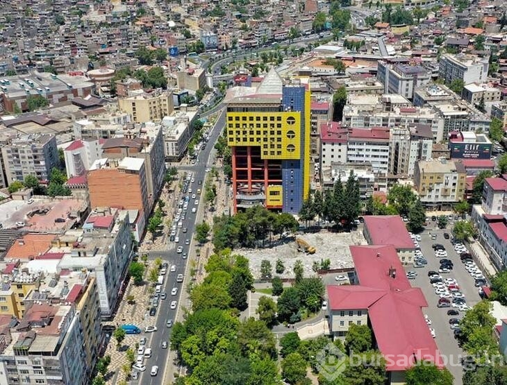 Binanın dev sütunları yıkıldı!