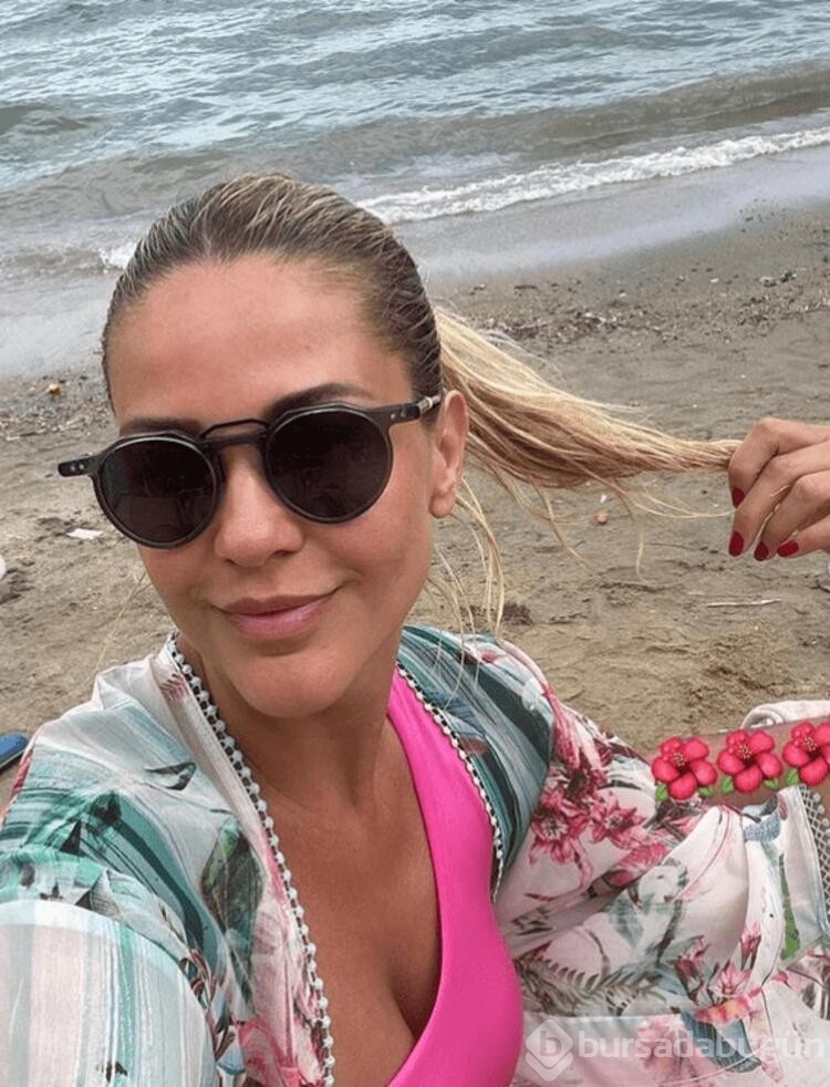 Emine Ün'ün mayolu pozuna beğeni yağdı
