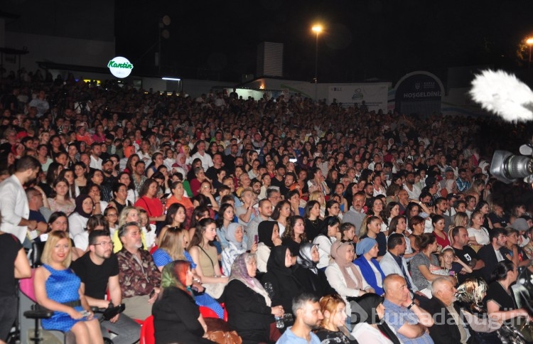 Sahneye Tabutta çıktı