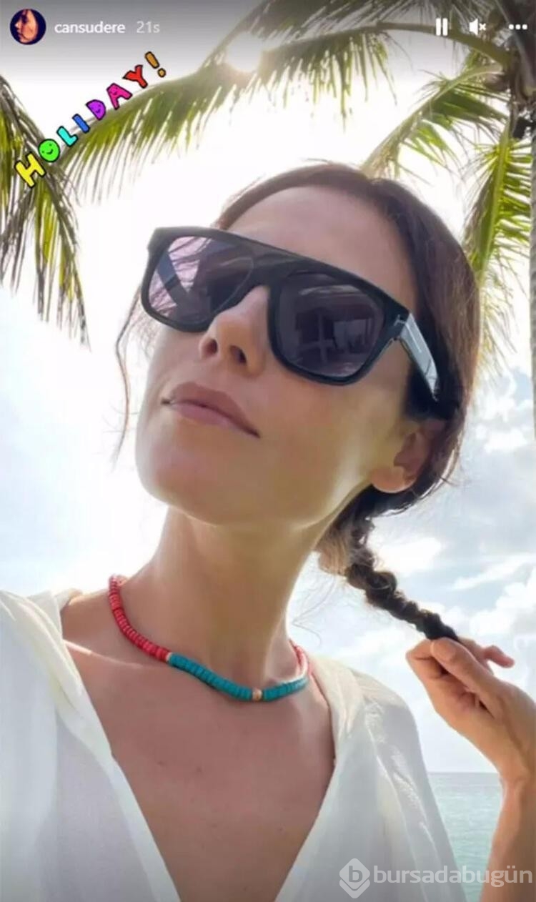 Cansu Dere bikinili pozlarıyla sosyal medyayı salladı

