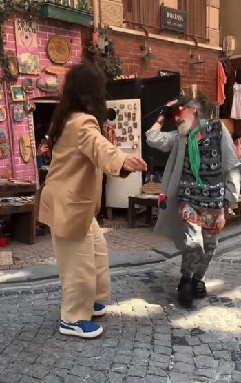 Hülya Avşar sokakta dans etti!