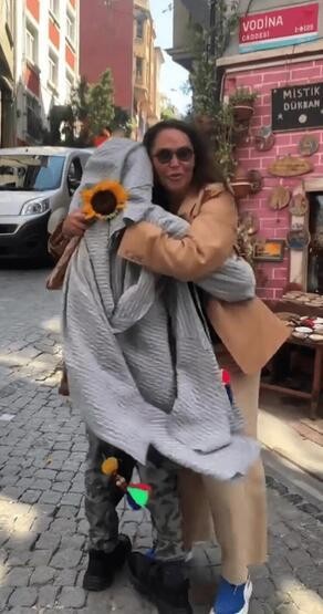 Hülya Avşar sokakta dans etti!