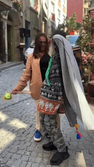 Hülya Avşar sokakta dans etti!