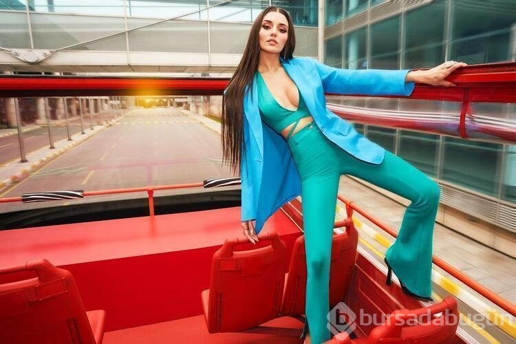Hande Erçel dev kaplumbağa ile kamera karşısına geçti